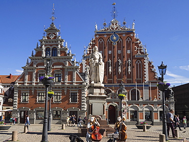 House of Blackheads with masked musicians playing in the square, UNESCO World Heritage Site, Riga, Latvia, Baltic States, Europe