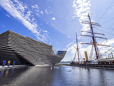 V&A Museum of Design and RRS Discovery, Waterfront, Dundee, Scotland, United Kingdom, Europe