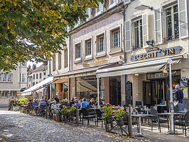 Cafe and restaurant, Place Carnot, Beaune, Cote d'Or, Burgundy, France, Europe