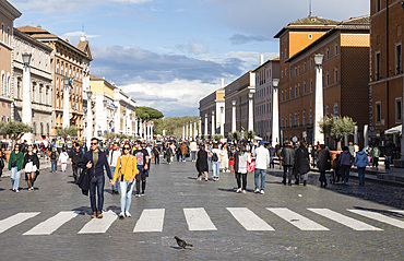 Crowds walking the Road of Conciliation (Via della Conciliazone), Rome, Lazio, Italy, Europe