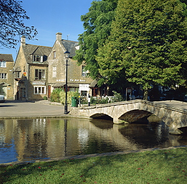 Bridge over the River Windrush, Bourton on the Water, Gloucestershire, England, United Kingdom, Europe