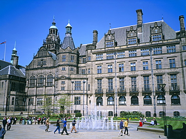 Peace Gardens fountain and Town Hall, Sheffield, South Yorkshire, Yorkshire, England, United Kingdom, Europe