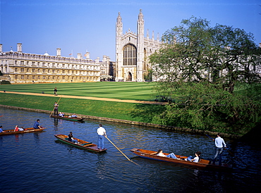 Kings College Chapel and punts on The Backs, Cambridge, Cambridgeshire, England, United Kingdom, Europe