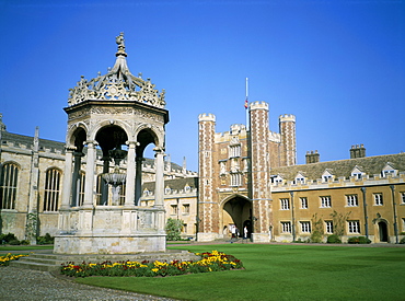 Great Court, fountain and Great Gate, Trinity College, Cambridge, Cambridgeshire, England, United Kingdom, Europe