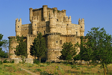 Exterior of the castle at Guadamur, Toledo, Castile la Mancha (Castilla la Mancha), Spain, Europe