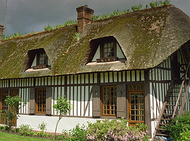 Exterior of a traditional timbered and thatched cottage in Vieux Port near Rouen in Haute Normandie (Normandy), France, Europe