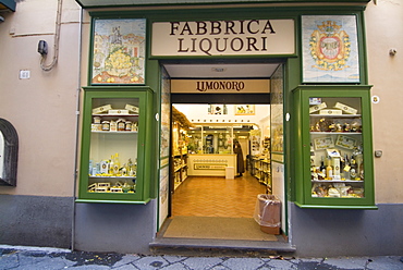 Shop that sells Limoncello, the local citrus liqueur, the seaside town of Sorrento, near Naples, Campania, Italy, Europe