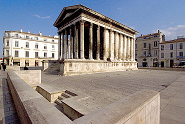 Maison Carree, Roman Temple from 19 BC, Nimes, Languedoc, France, Europe