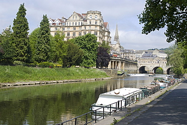 The Avon River looking towards Pulteney Bridge, Bath, UNESCO World Heritage Site, Somerset, England, United Kingdom, Europe