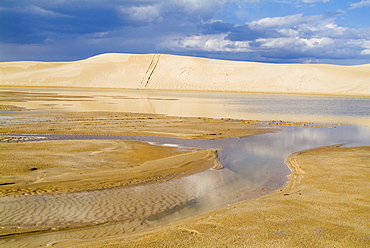 Ong Jmal (the camel's neck), desert and site of Star Wars and The English Patient films, near Nefta, Tunisia, North Africa, Africa