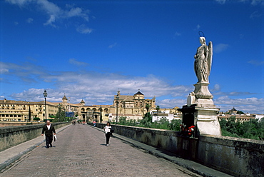 Puente Romano (Roman Bridge) looking towards the Mezquita, Cordoba, Andalucia, Spain, Europe