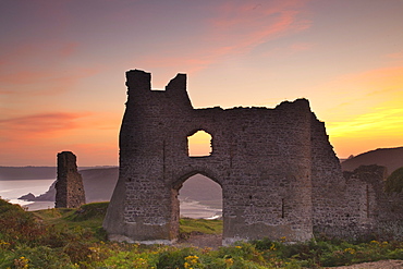 Pennard Castle, overlooking Three Cliffs Bay, Gower, Wales, United Kingdom, Europe 