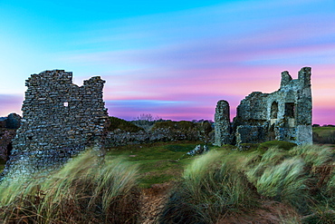 Pennard Castle, overlooking Three Cliffs Bay, Gower, Wales, United Kingdom, Europe 