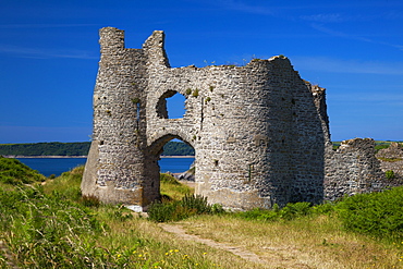 Pennard Castle, overlooking Three Cliffs Bay, Gower, Wales, United Kingdom, Europe