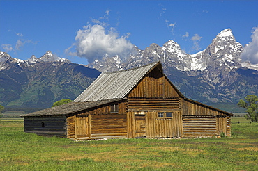 The Moulton Barn on Mormon Row with the Grand Tetons range in background, Antelope Flats Road, Grand Teton National Park, Wyoming, United States of America, North America