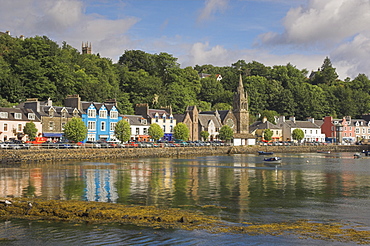 Multicoloured houses and small boats in the harbour at Tobermory, Balamory, Mull, Inner Hebrides, Scotland, United Kingdom, Europe