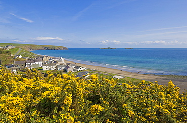 Village of Aberdaron with St. Hywyn's church and graveyard, Aberdaron Bay, Llyn Peninsula, Gwynedd, North Wales, Wales, United Kingdom, Europe