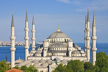 The Blue Mosque (Sultan Ahmet Camii) with domes and six minarets, Sultanahmet, central Istanbul, Turkey, Europe