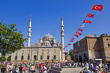 Crowds of people after work, in front of the Yeni Cami (New Mosque), Eminonu, Istanbul, Turkey, Europe