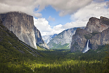 Yosemite Valley from Tunnel View viewpoint, with El Capitan, a 3000 feet granite monolith on the left, and the Bridalveil Falls on the right, Yosemite National Park, UNESCO World Heritage Site, Sierra Nevada, California, United States of America, North America