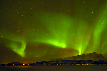 Aurora borealis (Northern Lights) seen over the Lyngen Alps and Ullsfjord, Troms, North Norway, Scandinavia, Europe