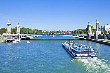 River Seine Cruise boat, Bateaux Mouches and the Pont Alexandre III Bridge, Paris, France, Europe