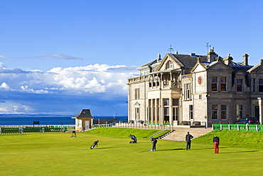 Golf course and club house, The Royal and Ancient Golf Club of St. Andrews, St. Andrews, Fife, Scotland, United Kingdom, Europe