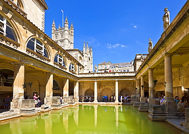 The Great Bath, Roman Baths with Bath Abbey behind, Bath, UNESCO World Heritage Site, Somerset, England, United Kingdom, Europe