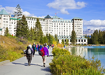 Hikers walking towards The Fairmont Chateau Lake Louise Hotel, Lake Louise, Banff National Park, UNESCO World Heritage Site, Alberta, The Rockies, Canada, North America