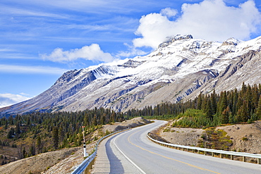 The Icefields Parkway road highway through Jasper National Park, UNESCO World Heritage Site, Alberta, Canadian Rockies, Canada, North America