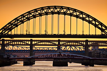 Newcastle upon Tyne skyline, Gateshead with the Tyne Bridge over River Tyne, Tyne and Wear, Tyneside, England, United Kingdom, Europe