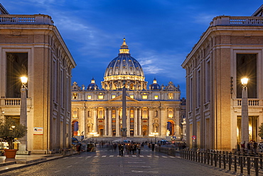 St. Peters Square and St. Peters Basilica at night, Vatican City, UNESCO World Heritage Site, Rome, Lazio, Italy, Europe