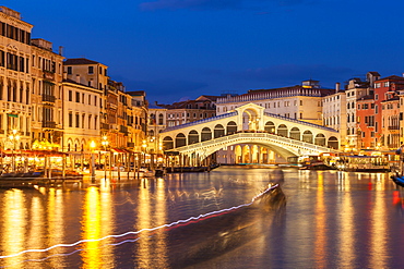 Rialto Bridge (Ponte di Rialto) at night with boat light trails on the Grand Canal, Venice, UNESCO World Heritage Site, Veneto, Italy, Europe