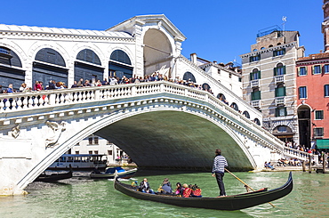 Gondola with tourists going under the Rialto Bridge (Ponte del Rialto), Grand Canal, Venice, UNESCO World Heritage Site, Veneto, Italy, Europe