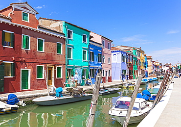 Brightly coloured fishermens cottages on the island of Burano in the Venice lagoon (Venetian lagoon), Venice, UNESCO World Heritage Site, Veneto, Italy, Europe