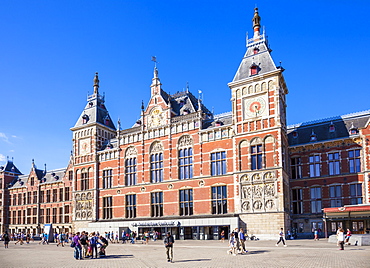 Busy Central Station, Amsterdam Centraal Train station, Amsterdam, North Holland, Netherlands, Europe