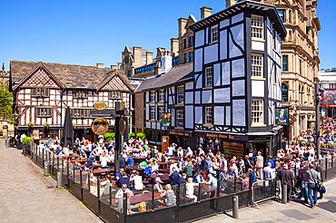 Crowded Sinclair's Oyster Bar and The Old Wellington public house, Cathedral Gates, Manchester City Centre, Manchester, England, United Kingdom, Europe