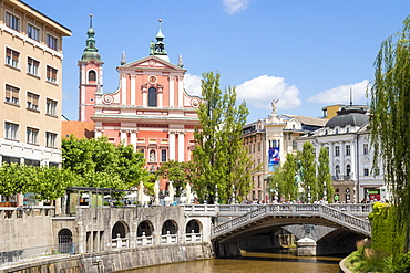 The pink Franciscan Church of the Annunciation and the Triple Bridge over Ljubljanica River, Ljubljana, Slovenia, Europe