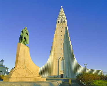 Statue of Liefur Eiriksson and the Hallgrimskikja church, Reykjavik, Iceland, Polar Regions