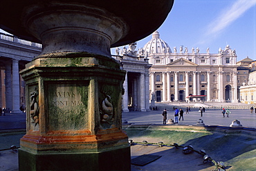 St. Peters Square, and St. Peters Christian basilica, centre of Roman Catholicism, UNESCO World Heritage Site, Vatican, Rome, Lazio, Italy, Europe