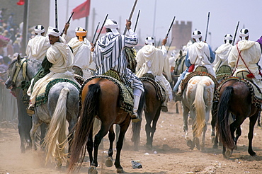 Riders in the Fantasia pour le moussen de Moulay Abdallah, El Jadida, Morocco, North Africa, Africa