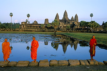 Monks in saffron robes, Angkor Wat, UNESCO World Heritage Site, Siem Reap, Cambodia, Indochina, Southeast Asia, Asia