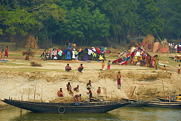 Village on the bank of the Hooghly River, part of the Ganges River, West Bengal, India, Asia 