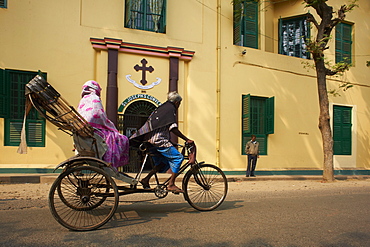 Rickshaw in front of St. Joseph's Convent, Chandernagor (Chandannagar), former French colony, West Bengal, India, Asia 