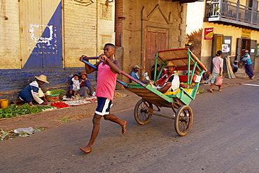 Pousse-pousse, local taxi, Betsileo, Ambositra, Madagascar, Africa