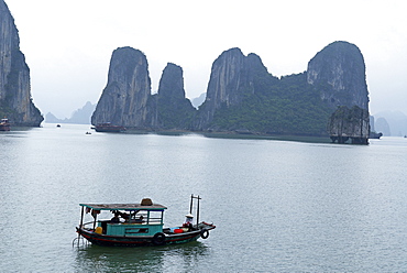 Halong (Ha Long) Bay, UNESCO World Heritage Site, Vietnam, Indochina, Southeast Asia, Asia 