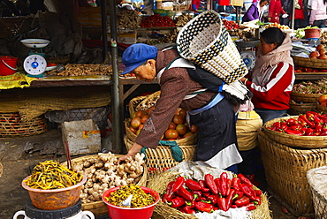 Local market, City of Lijiang, UNESCO World Heritage Site, Yunnan Province, China, Asia