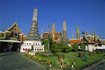 Buddhist temple and chedi (pagodas) inside the Royal Palace area, Wat Phra Kaeo (Wat Phra Kaew), Bangkok, Thailand, Southeast Asia, Asia