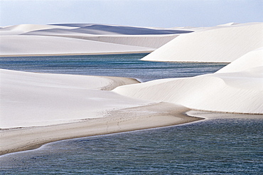 Sand dunes near Lagoa Bonita, Parque Nacional dos Lencois Maranhenses, Brazil, South America