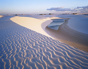 Sand dunes near Lagoa Bonita (Beautiful Lagoon), Parque Nacional dos Lencois Maranhenses, Brazil, South America